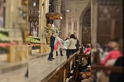 Captura de pantalla de la irrupción de un grupo de manifestantes en una misa de vigilia en la Catedral de San Patricio