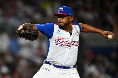 El lanzador de República Dominicana Fernando Abad lanza la bola durante el partido de béisbol de la Serie del Caribe entre Venezuela y República Dominicana en el LoanDepot Park de Miami, Florida, el 1 de febrero de 2024.