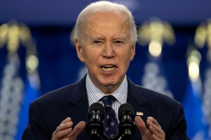 El Senado da marcha atrás a la regla de Biden que busca regular en los estados las emisiones de los automóviles