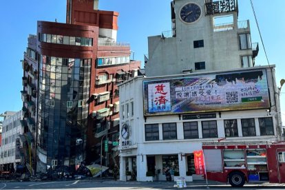 Un edificio dañado en Hualien el 3 de abril de 2024, después de que un gran terremoto azotara el este de Taiwán-