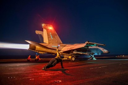 En esta imagen del 24 de febrero de 2024, difundida por el Mando Central de Estados Unidos, un avión de combate estadounidense despega desde la cubierta del portaaviones USS Eisenhower en el Mar Rojo durante operaciones contra objetivos hutíes. Las fuerzas estadounidenses y británicas llevaron a cabo el 24 de febrero una nueva oleada de ataques contra 18 objetivos hutíes en Yemen, según un comunicado conjunto, tras semanas de incesantes ataques contra la navegación en el Mar Rojo por parte de los rebeldes respaldados por Irán.