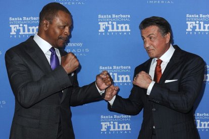 Carl Weathers y Sylvester Stallone en el 31 Festival Internacional de Cine de Santa Bárbara en el Teatro Arlington el 9 de febrero de 2016.