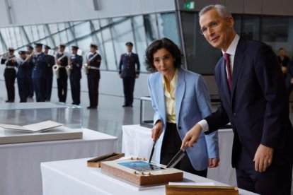 La ministra belga de Asuntos Exteriores, Hadja Lahbib (izq.), y el secretario general de la Organización del Tratado del Atlántico Norte (OTAN), Jens Stoltenberg, sostienen sendos trozos de tarta mientras celebran con los ministros de Asuntos Exteriores el 75º aniversario de la alianza de la Organización del Tratado del Atlántico Norte (OTAN) en la sede de la OTAN en Bruselas, el 4 de abril de 2024.