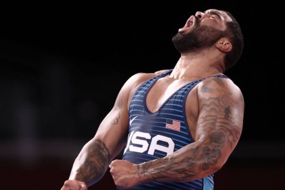 Gable Dan Steveson, del equipo de Estados Unidos, celebra la victoria en la final masculina de lucha libre de 125 kg contra Geno Petriashvili, de Georgia, en el centro de convenciones Makuhari Messe durante los Juegos Olímpicos de Verano de Tokio 2020.