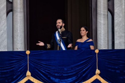 Nayib Bukele , reelegido presidente de El Salvador, se dirige a la multitud desde el balcón del Palacio Nacional después de prestar juramento para su segundo mandato como presidente