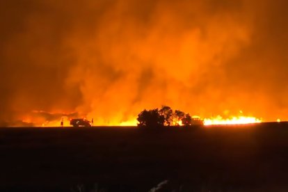 Captura de pantalla de un video del canal KRON 4 que muestra el incendio del Corral en California el 2 de junio de 2024.