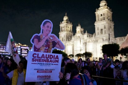 Simpatizantes de la candidata a la presidencia de México por el partido Morena, Claudia Sheinbaum, la esperan en la Plaza del Zócalo el día de las elecciones en Ciudad de México, el 2 de junio de 2024.