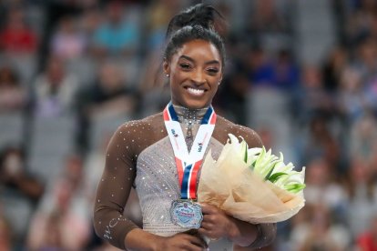 Simone Biles ganando su su noveno título nacional all-around en los Campeonatos de Gimnasia Xfinity de EE.UU. 2024 en el Dickies Arena de Fort Worth.