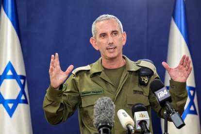 El portavoz del ejército israelí, el contralmirante Daniel Hagari, habla con la prensa desde The Kirya