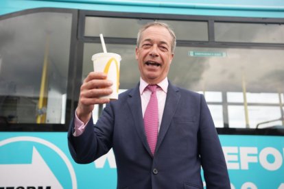 El líder de Reform UK, Nigel Farage, con un batido de plátano de McDonalds en Jaywick, Essex.