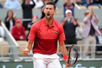 El campeón defensor Novak Djokovic (Serbia) celebra la victoria en el cuarto set contra F el 3 de junio de 2024 durante un torneo del Roland Garros. Un día después, el tenista se retiró debido a una lesión de rodilla.