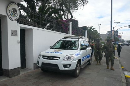 Policía de Ecuador irrumpe con fuerza en la embajada de México en Quito y detiene al exvicepresidente prófugo Jorge Glas