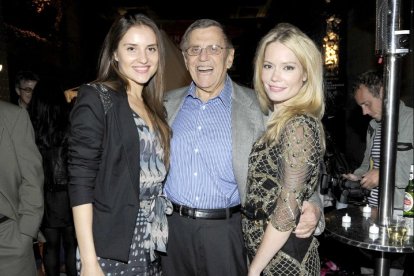 Henry Jarecki con dos mujeres en 504 West 24 Street, Nueva York.