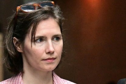 La estadounidense Amanda Knox a su llegada al tribunal italiano que la declaró de nuevo culpable por difamación el 5 de junio de 2024.