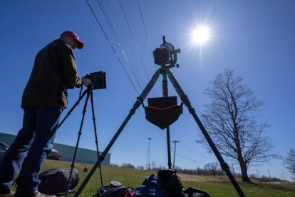 John Bills prueba su equipo fotográfico en vísperas de un eclipse solar total en Norteamérica, en Cape Vincent, Nueva York, el 7 de abril de 2024.