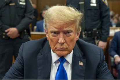 El expresidente Donald Trump se sienta ante el tribunal durante las deliberaciones del jurado durante su juicio penal en el tribunal penal de Manhattan en la Corte Suprema del Estado de Nueva York el 29 de mayo de 2024.