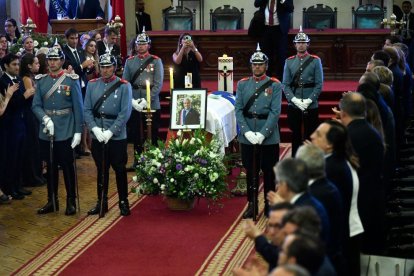 Carabineros custodian el ataúd del fallecido expresidente Sebastián Piñera durante su funeral