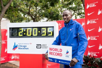 Kelvin Kiptum (KEN) celebra después de terminar en un tiempo récord mundial de 2:00:35 para ganar el Maratón de Chicago en Grant Park.