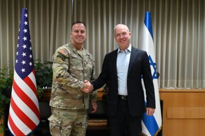 El comandante de la CENTCOM, Michael Kurilla, (derecha) con el ministro de Defensa, Yoav Gallant, (izquierda).