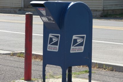 Buzón del servicio postal estadounidense (USPS) situado en Mapleton,