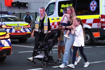 Familias salen del centro comercial Westfield Bondi Junction tras un incidente con arma blanca en Sídney el 13 de abril de 2024.