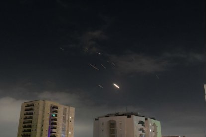 Explosiones sobre el cielo de Tel Aviv tras el ataque lanzado por Irán.