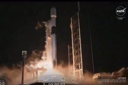 Momento del lanzamiento de la nave Odiseo a la Luna.