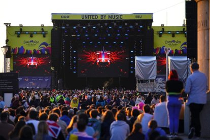 Imagen de archivo de gente en Liverpool en mayo de 2023 reunida frente a un escenario de Eurovisión.