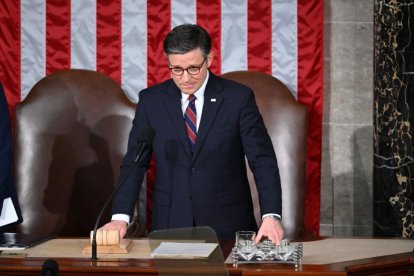 El presidente de la Cámara de Representantes de los Estados Unidos, Mike Johnson, observa después de que el primer ministro japonés, Fumio Kishida, se dirigiera a una reunión conjunta del Congreso