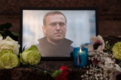 Un retrato de Alexei Navalny, velas y flores se dejan en un memorial en París el 16 de febrero de 2024, tras el anuncio de que el crítico más prominente del Kremlin había muerto en una prisión del Ártico.