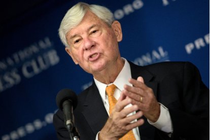 El ex senador por Florida Bob Graham habla sobre los vínculos saudíes con los atentados del 11 de septiembre durante una rueda de prensa el 31 de agosto de 2016 en el National Press Club de Washington, DC.