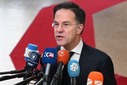 El primer ministro holandés, Mark Rutte, se dirige a la prensa cuando llega para asistir a una reunión del Consejo Europeo en la sede europea en Bruselas