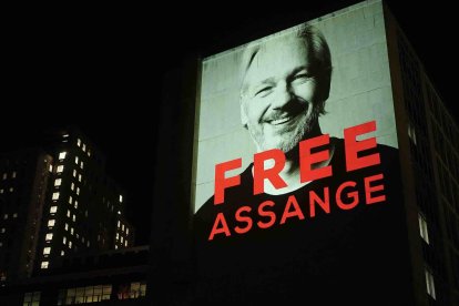 La imagen de Julian Assange proyectada en el centro de Londres.