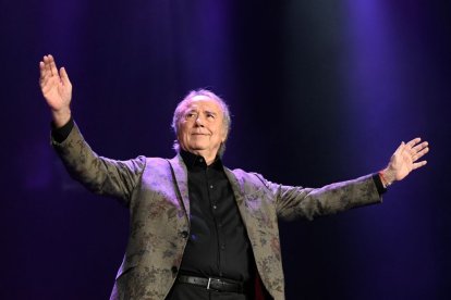 El cantante español Joan Manuel Serrat actúa en el escenario durante el último concierto de su gira de despedida, en Barcelona el 23 de diciembre de 2022.