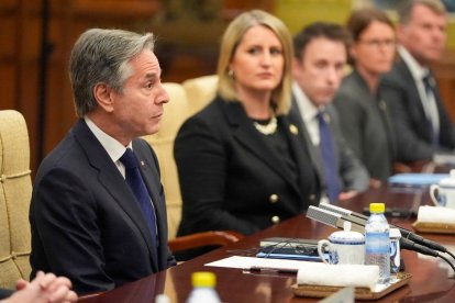 El secretario de Estado de EEUU, Antony Blinken (izq.), gesticula mientras mantiene conversaciones con el ministro de Seguridad Pública de China, Wang Xiaohong (no en la foto), en la Casa de Huéspedes del Estado Diaoyutai, en Pekín, el 26 de abril de 2024.