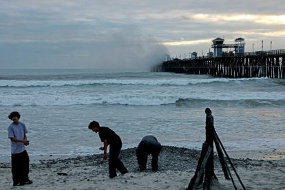 Un incendio arde en el extremo oeste del muelle de Oceanside, en Oceanside, California, el 25 de abril de 2024.