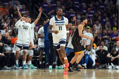 28 de abril de 2024; Phoenix, Arizona, EE.UU.; El pívot de los Minnesota Timberwolves Naz Reid (11) reacciona después de encestar una canasta de tres puntos contra los Phoenix Suns durante la segunda mitad del cuarto partido de la primera ronda de los playoffs de la NBA 2024 en el Footprint Center.