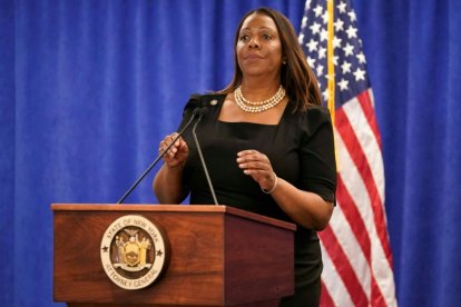 La fiscal general de Nueva York, Letitia James, habla durante una conferencia de prensa