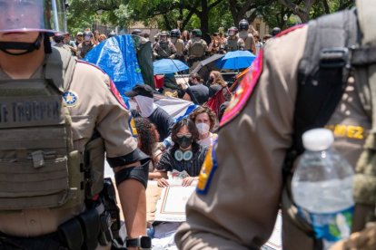 Manifestantes pro palestinos se enfrentan a policías estatales de Texas en la Universidad de Texas