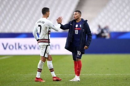 Los futbolistas Cristiano Ronaldo y Kylian Mbappé, durante un partido entre Portugal y Francia.