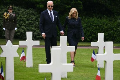 El presidente Joe Biden y la primera dama, Jill Biden, en su visita al cementerio