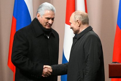 Los presidentes de Cuba y Rusia, Miguel Díaz-Canel y Vladímir Putin, durante un encuentro en 2022.