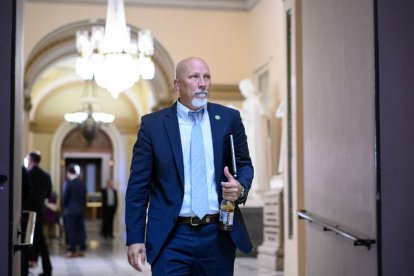 El representante estadounidense Chip Roy (R-TX) camina por el Capitolio de los Estados Unidos en Washington, DC