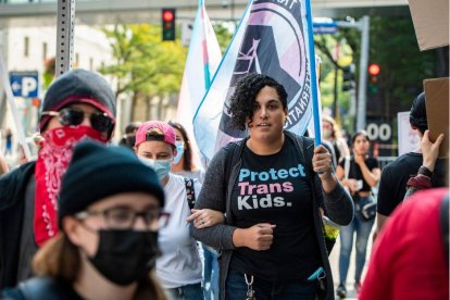 Manifestantes pidiendo apoyo para los niños trans y los tratamientos de afirmación de género se concentran frente al Hospital Infantil de Boston en Boston, Massachusetts, el 18 de septiembre de 2022. Los manifestantes se presentaron como una contra-protesta a un grupo que estaba en contra de los programas del hospital que se ocupan de las cirugías de afirmación de género y tratamientos hormonales.