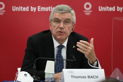 Thomas Bach, Presidente del Comité Olímpico Internacional (COI), habla durante la conferencia de prensa conjunta entre el COI y el Comité Organizador de Tokio de los Juegos Olímpicos y Paralímpicos (Tokio 2020) en Tokio, Japón, 16 de noviembre de 2020.