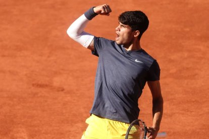 Alcaraz celebra en la final del Roland Garros contra Zverev.