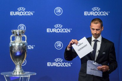 Aleksander Ceferin, presidente de la UEFA, mostrando la designación de la sede de la UEFA EURO 2024.