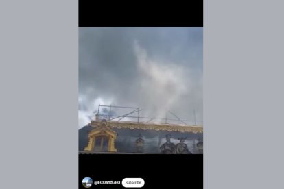 Vídeo subido por ECO and GEO mostrando el leve incendio que estalló en el Palacio de Versalles el martes, 11 de junio de 2024.