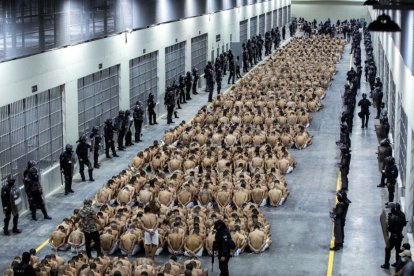 Pandilleros encarcelados en el CECOT (El Salvador).