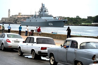 Varias personas observan la fragata de clase Almirante Gorshkov, parte del destacamento naval ruso que visita Cuba, llegando al puerto de La Habana, el 12 de junio de 2024. El submarino ruso de propulsión nuclear Kazan -que no llevará armas nucleares- y otros tres buques navales rusos, atracarán en la capital cubana del 12 al 17 de junio. El inusual despliegue de militares rusos tan cerca de Estados Unidos -en particular el poderoso submarino- se produce en medio de grandes tensiones por la guerra en Ucrania, donde el gobierno respaldado por Occidente está luchando contra una invasión rusa.